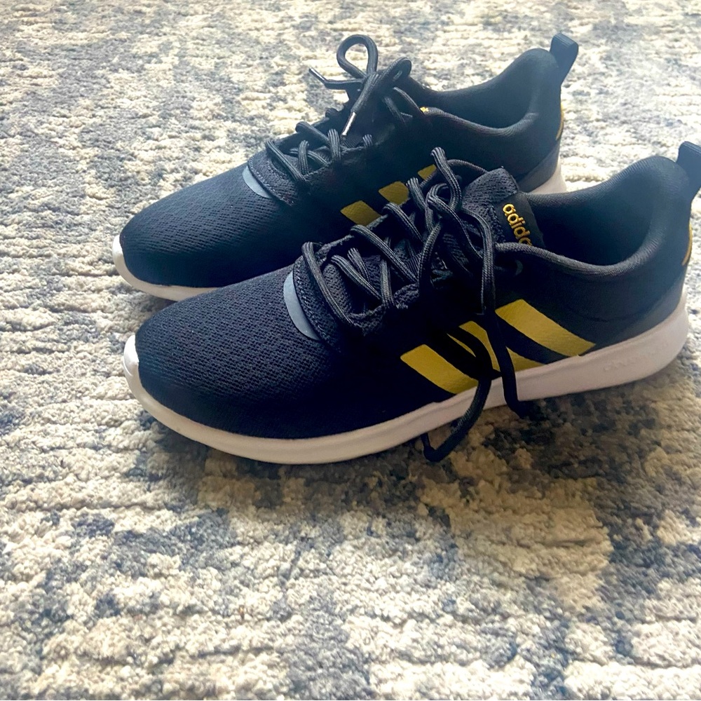 Adidas cloud foam shoes size 9